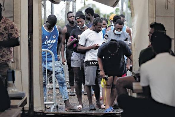 Migrantes hacen fila para registrarse en el albergue de San Vicente en Darién Migrantes hacen fila para registrarse en el albergue de San Vicente en Darién