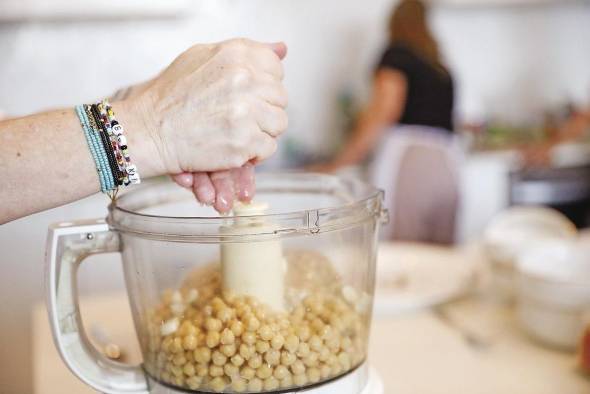 Para preparar el hummus, los garbanzos cocidos se procesan con el ajo y el jugo de limón. Para preparar el hummus, los garbanzos cocidos se procesan con el ajo y el jugo de limón.