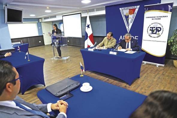 Representantes de Apede y de la UTP Representantes de Apede y de la UTP