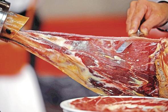 Un experto cortador trabaja con un jamón ibérico en una feria especializada en Villanueva de Córdoba (España). Un experto cortador trabaja con un jamón ibérico en una feria especializada en Villanueva de Córdoba (España).