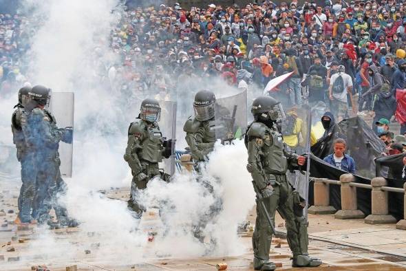 Manifestantes se enfrentan a la Policía colombiana durante una protesta en la Plaza de Bolívar de Bogotá (Colombia). Manifestantes se enfrentan a la Policía colombiana durante una protesta en la Plaza de Bolívar de Bogotá (Colombia).