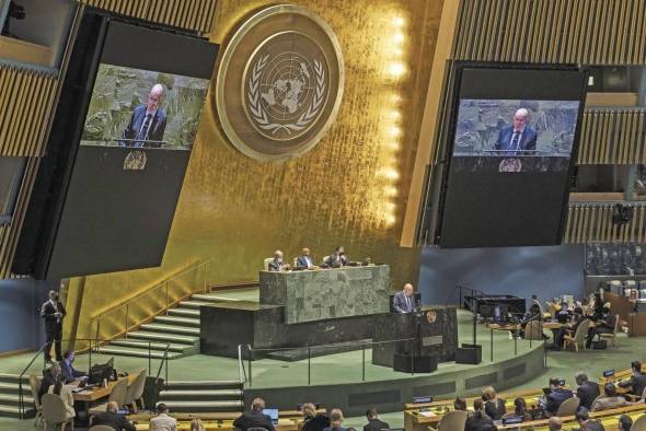 El embajador ruso ante la ONU, Vasili Nebenzia, habla durante una sesión especial sobre Ucrania en la Asamblea General de las Naciones Unidas. El embajador ruso ante la ONU, Vasili Nebenzia, habla durante una sesión especial sobre Ucrania en la Asamblea General de las Naciones Unidas.