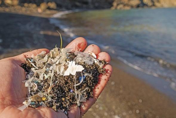 El plástico y el microplástico son los grandes contaminantes de los océanos. El plástico y el microplástico son los grandes contaminantes de los océanos.