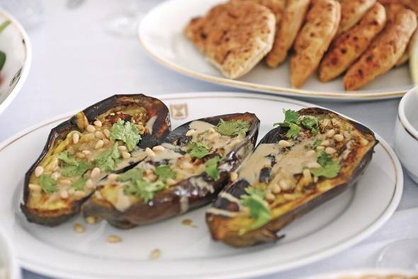 Berenjenas asadas con tajini y limón. Berenjenas asadas con tajini y limón.