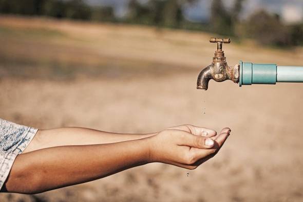 La FAO considera que en la gran mayoría de los países existe una presión sumamente relevante e importante sobre los recursos hídricos, en donde las demandas de agua superan el caudal disponible, generando una situación de sequía hidrológica permanente. La FAO considera que en la gran mayoría de los países existe una presión sumamente relevante e importante sobre los recursos hídricos, en donde las demandas de agua superan el caudal disponible, generando una situación de sequía hidrológica permanente.