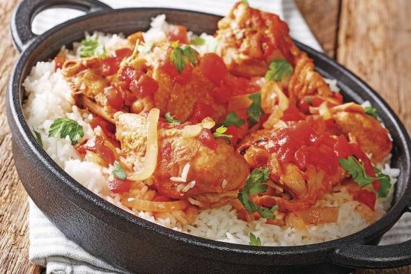 Pollo a la criolla sobre arroz blanco Pollo a la criolla sobre arroz blanco