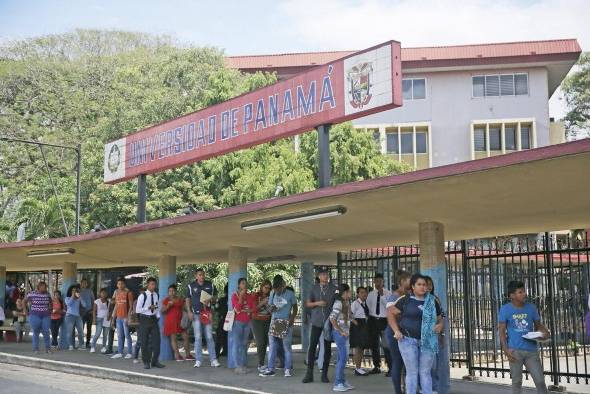 A pesar del crecimiento de la educación superior privada, las universidades estatales tienen la mayoría de los estudiantes. A pesar del crecimiento de la educación superior privada, las universidades estatales tienen la mayoría de los estudiantes.