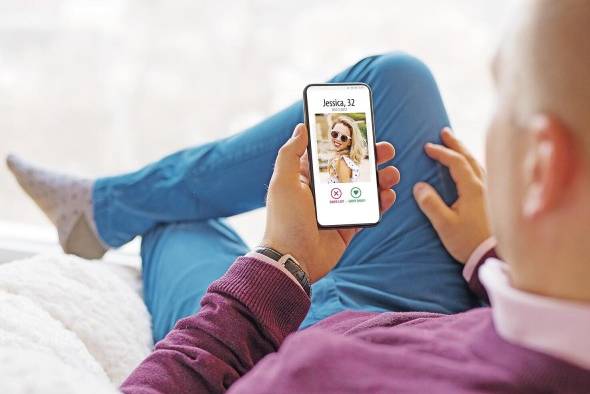 Tanto hombres como mujeres emplean estas herramientas para entablar relaciones de pareja. Tanto hombres como mujeres emplean estas herramientas para entablar relaciones de pareja.
