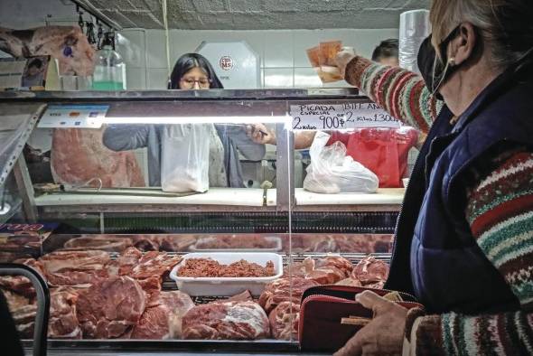 Con la hiperinflación que vive el país, los argentinos no soportan un alza en los impuestos. Con la hiperinflación que vive el país, los argentinos no soportan un alza en los impuestos.