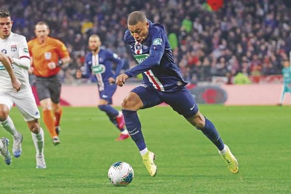Kyllian Mbappé se lesionó en el entrenamiento de este lunes con un fuerte golpe en el pie. Kyllian Mbappé se lesionó en el entrenamiento de este lunes con un fuerte golpe en el pie.
