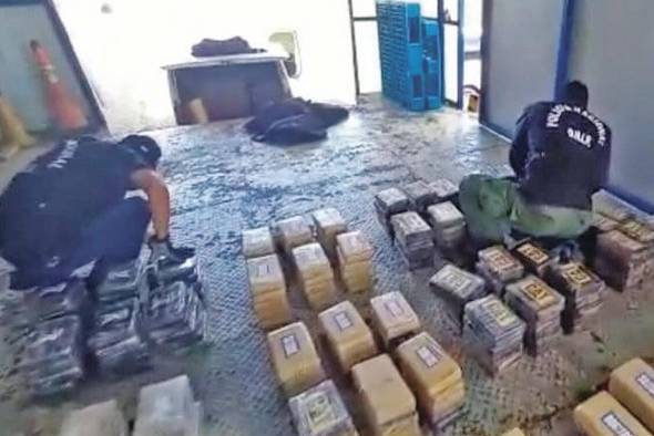 En la operación “Abedul”, las autoridades se incautaron de 643 paquetes rectangulares con presunta droga que tenía como destino Bélgica. En la operación “Abedul”, las autoridades se incautaron de 643 paquetes rectangulares con presunta droga que tenía como destino Bélgica.