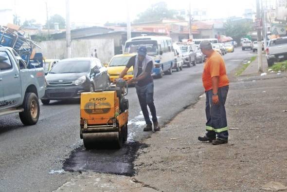 La obra busca mitigar el calvario que han estado sufriendo los transportistas por el mal estado en que se encuentran las carreteras. Trabajadores del MOP hacen trabajo de parcheo en una vía de La Chorrera. La obra busca mitigar el calvario que han estado sufriendo los transportistas por el mal estado en que se encuentran las carreteras. Trabajadores del MOP hacen trabajo de parcheo en una vía de La Chorrera.