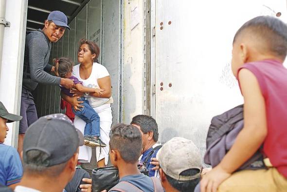 Miles de migrantes se arriesgan a perder la vida en viajes ilegales organizados por redes de contrabando. Miles de migrantes se arriesgan a perder la vida en viajes ilegales organizados por redes de contrabando.