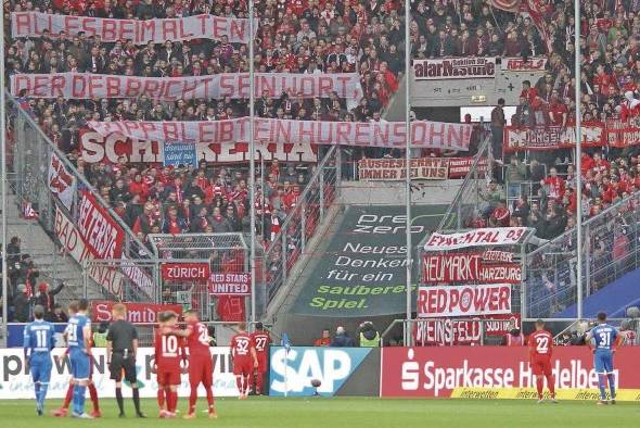 La hinchada del Dortmund no podrá asistir a la cancha del Hoffenheim por los próximos dos años. La hinchada del Dortmund no podrá asistir a la cancha del Hoffenheim por los próximos dos años.