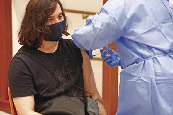 La vacunación contra la covid-19 puede ayudar a evitar mayores complicaciones en caso de una doble infección con gripe. La vacunación contra la covid-19 puede ayudar a evitar mayores complicaciones en caso de una doble infección con gripe.