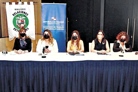 El plan de igualdad salarial fue lanzado el pasado 25 de abril y al acto asistieron tres ministras. El plan de igualdad salarial fue lanzado el pasado 25 de abril y al acto asistieron tres ministras.