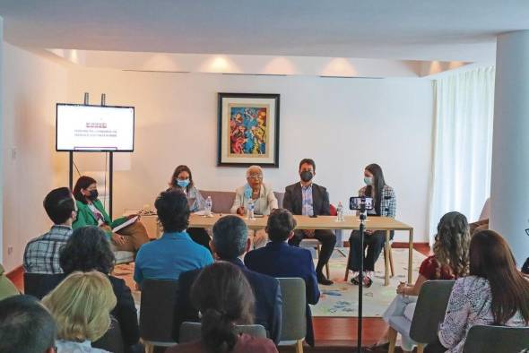 El encuentro se llevó a cabo en la residencia de la embajadora de los Países Bajos en Panamá. El encuentro se llevó a cabo en la residencia de la embajadora de los Países Bajos en Panamá.