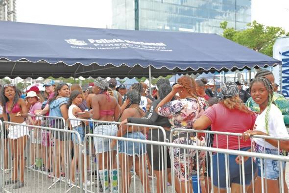La fila para entrar La fila para entrar