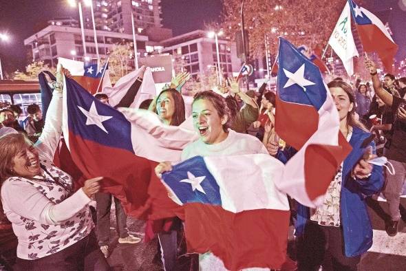 Adherentes de la opción “Rechazo” celebran hoy el resultado del plebiscito constitucional, en la comuna de Las Condes en Santiago (Chile). Adherentes de la opción “Rechazo” celebran hoy el resultado del plebiscito constitucional, en la comuna de Las Condes en Santiago (Chile).