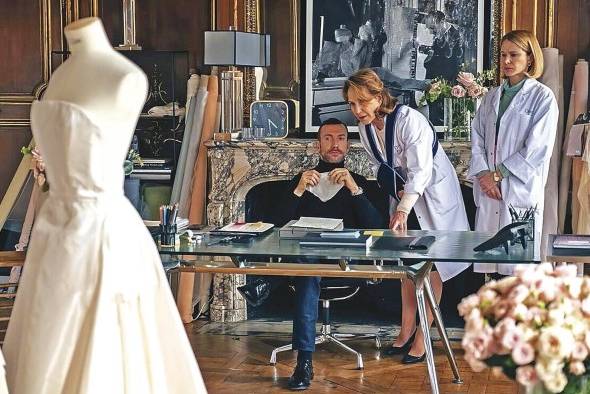 'Haute Couture' cuenta la historia de Esther y Jade, y cómo sus vidas se cruzan en el mundo de la moda. 'Haute Couture' cuenta la historia de Esther y Jade, y cómo sus vidas se cruzan en el mundo de la moda.