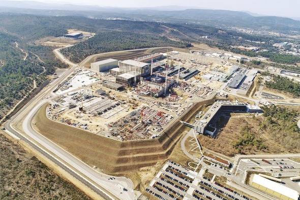 ITER, el mayor reactor de fusión nuclear hasta la fecha, ha iniciado su construcción al sur de Francia. Su inversión es por 20,000 millones de euros. ITER, el mayor reactor de fusión nuclear hasta la fecha, ha iniciado su construcción al sur de Francia. Su inversión es por 20,000 millones de euros.