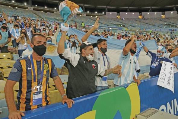 Aficionados de Argentina fueron registrados el pasado sábado, durante la final de la Copa América entre Argentina y Brasil, en el estadio Maracaná de Río de Janeiro (Brasil). Aficionados de Argentina fueron registrados el pasado sábado, durante la final de la Copa América entre Argentina y Brasil, en el estadio Maracaná de Río de Janeiro (Brasil).