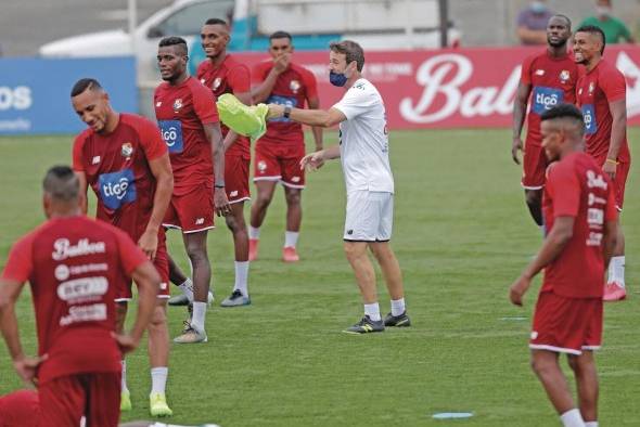 Imagen de archivo del director técnico Thomas Christiansen (c) mientras dirige un entrenamiento en la selección de fútbol de Panamá. Imagen de archivo del director técnico Thomas Christiansen (c) mientras dirige un entrenamiento en la selección de fútbol de Panamá.