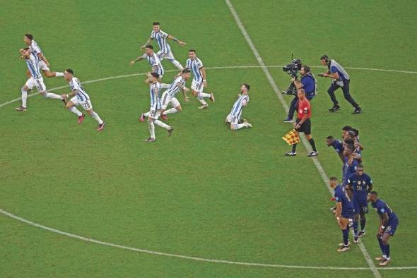 Argentina devuelve la copa mundialista a América. Argentina devuelve la copa mundialista a América.