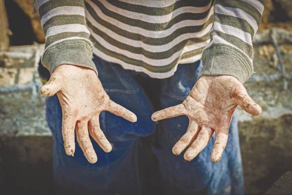 El trabajo forzado y la explotación no benefician al desarrollo sano de la economía. El trabajo forzado y la explotación no benefician al desarrollo sano de la economía.
