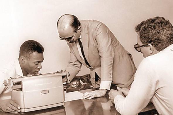 El delegado de la Agencia Efe en Brasil, Eleuterio Romero y el futbolista Edson Arantes do Nascimento 'Pelé'. El delegado de la Agencia Efe en Brasil, Eleuterio Romero y el futbolista Edson Arantes do Nascimento 'Pelé'.