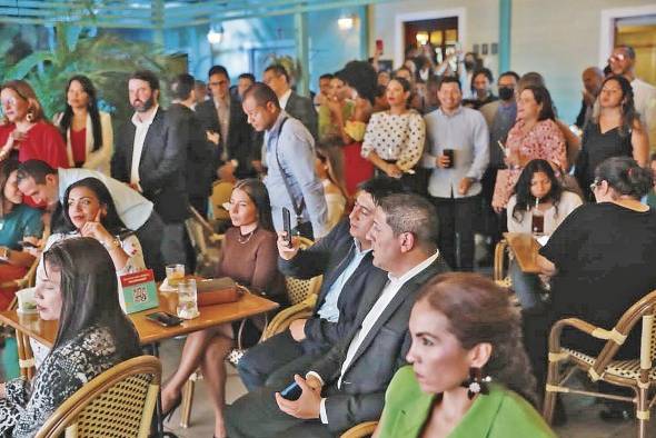 Con un sencillo registro, el usuario podrá empezar a transferir dinero a cualquier persona que posea una tarjeta de débito. Con un sencillo registro, el usuario podrá empezar a transferir dinero a cualquier persona que posea una tarjeta de débito.