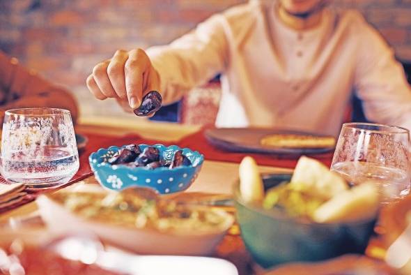 A las 6:30 se sirve la cena para realizar el 'iftar', mejor conocido como el momento en que se rompe el ayuno. A las 6:30 se sirve la cena para realizar el 'iftar', mejor conocido como el momento en que se rompe el ayuno.