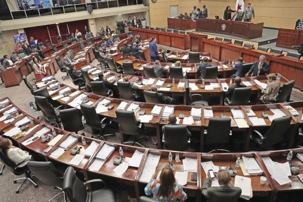 Los diputados se declararon en sesión permanente desde el pasado jueves para discutir el proyecto en segundo debate. Los diputados se declararon en sesión permanente desde el pasado jueves para discutir el proyecto en segundo debate.