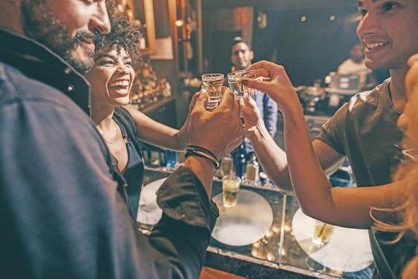 Las primeras destilaciones de vodka se hicieron entre los siglos VIII y IX. Las primeras destilaciones de vodka se hicieron entre los siglos VIII y IX.