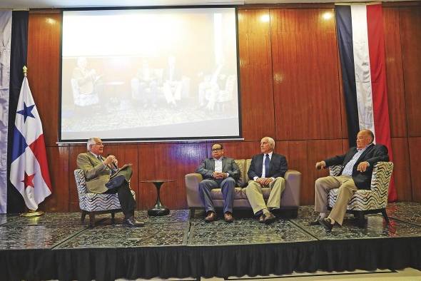 Foro de la Cámara de Comercio sobre seguimiento de la situación de la salud pública en Panamá. Foro de la Cámara de Comercio sobre seguimiento de la situación de la salud pública en Panamá.