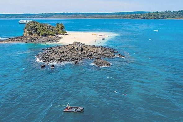 El aumento del nivel del mar ha contribuido a la devastación de los medios de vida locales en los sectores del turismo y la agricultura. El aumento del nivel del mar ha contribuido a la devastación de los medios de vida locales en los sectores del turismo y la agricultura.
