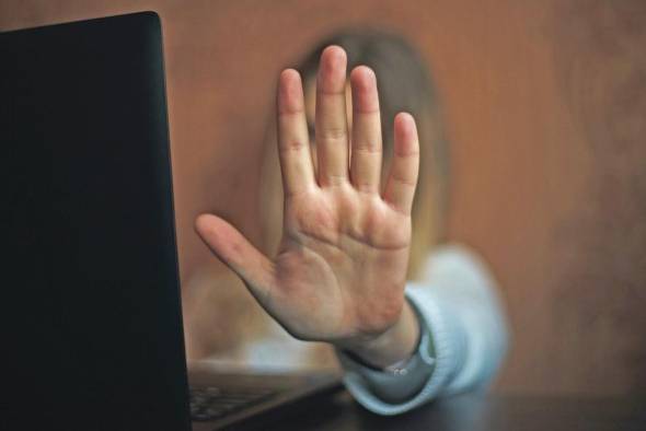 Los infantes deben aceptar en sus redes a personas solo a personas que conozcan. Los infantes deben aceptar en sus redes a personas solo a personas que conozcan.