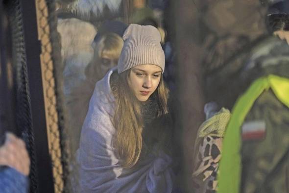 Una joven ucraniana refugiada llega a la estación de Przemysl, en Polonia. Una joven ucraniana refugiada llega a la estación de Przemysl, en Polonia.