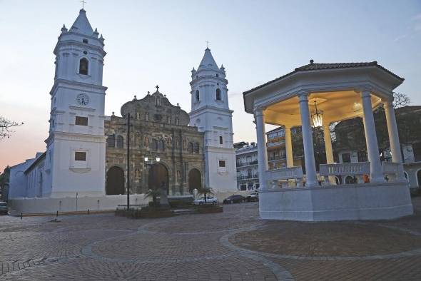 La Basílica Metropolitana se ubica en el Casco Antiguo. La Basílica Metropolitana se ubica en el Casco Antiguo.