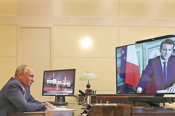 Imagen de archivo de una conversación por videoconferencia entre el presidente ruso Vladimir Putin (i) y el francés Emmanuel Macron (en la pantalla). Imagen de archivo de una conversación por videoconferencia entre el presidente ruso Vladimir Putin (i) y el francés Emmanuel Macron (en la pantalla).