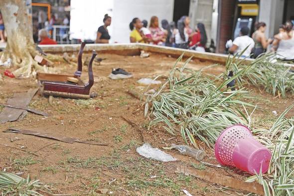 Los comerciantes creen que es necesario que la Autoridad de Aseo tome mejores acciones en cuanto a la limpieza de la Peatonal. Los comerciantes creen que es necesario que la Autoridad de Aseo tome mejores acciones en cuanto a la limpieza de la Peatonal.