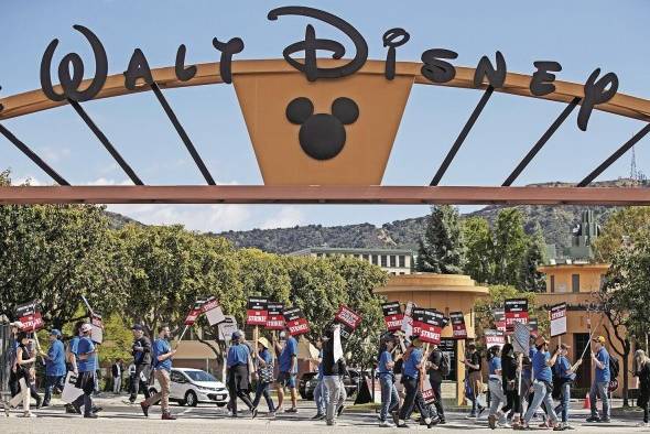 Los guionistas se enfrentan a grandes productoras como Amazon, Disney, Netflix y Paramount. Los guionistas se enfrentan a grandes productoras como Amazon, Disney, Netflix y Paramount.