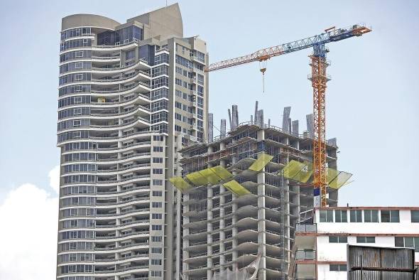 El sector inmobiliario y el Gobierno buscan estrategias para aumentar las ventas, pero los efectos de la paralización de las obras por el Covid-19 se podría traspasar a los consumidores. El sector inmobiliario y el Gobierno buscan estrategias para aumentar las ventas, pero los efectos de la paralización de las obras por el Covid-19 se podría traspasar a los consumidores.