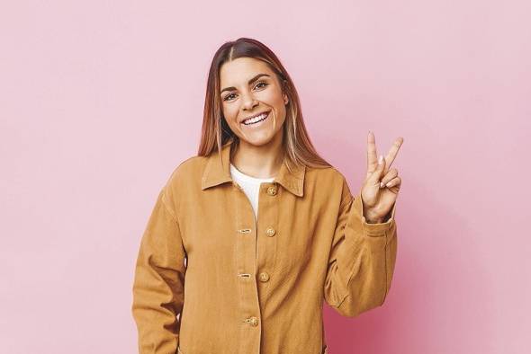 La sonrisa es otro mensaje no verbal innato: un bebé recién nacido puede sonreír aunque sea ciego y no haya visto nunca una sonrisa. La sonrisa es otro mensaje no verbal innato: un bebé recién nacido puede sonreír aunque sea ciego y no haya visto nunca una sonrisa.