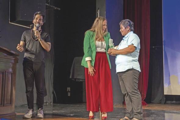 Entrega del reconocimiento a Elsa Martínez Entrega del reconocimiento a Elsa Martínez