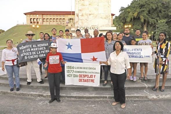 Un grupo de panameños se reunió en la tarde de ayer frente al Edificio de la Administración del Canal, para rendir un homenaje a los mártires del 9 de enero. Hoy se conmemoran los 56 años de la gesta patriótica. Un grupo de panameños se reunió en la tarde de ayer frente al Edificio de la Administración del Canal, para rendir un homenaje a los mártires del 9 de enero. Hoy se conmemoran los 56 años de la gesta patriótica.