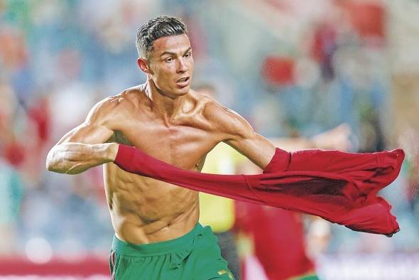 Cristiano vio una amarilla tras quitarse la camiseta para celebrar un gol anotado en el minuto 96. Cristiano vio una amarilla tras quitarse la camiseta para celebrar un gol anotado en el minuto 96.