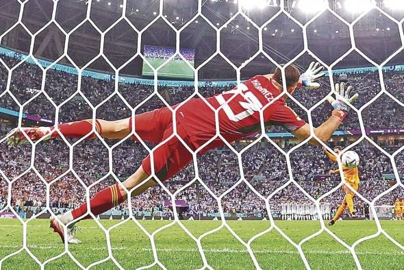 El portero argentino Emiliano Martínez paró dos penales al equipo de Países Bajos. El portero argentino Emiliano Martínez paró dos penales al equipo de Países Bajos.