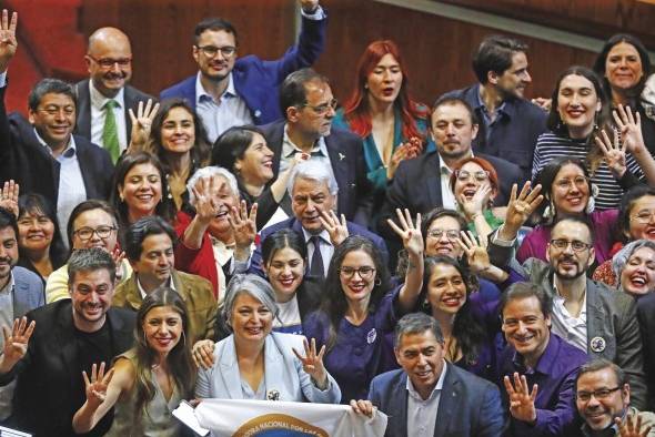 Reducción de jornada laboral chilena es aprobada y debe ser firmada por Boric. Reducción de jornada laboral chilena es aprobada y debe ser firmada por Boric.