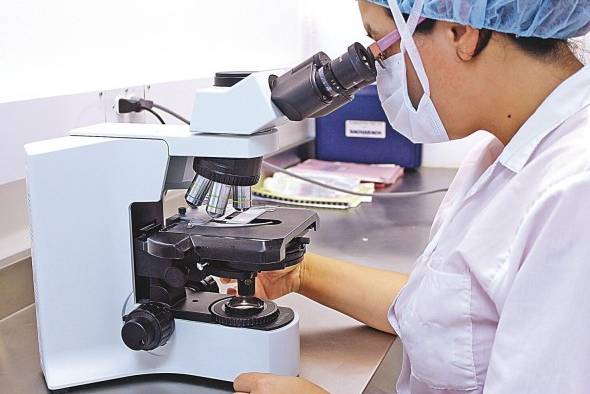 La microbiología abarca desde ecosistemas y alimentos, hasta medicinas y la resistencia a drogas. La microbiología abarca desde ecosistemas y alimentos, hasta medicinas y la resistencia a drogas.